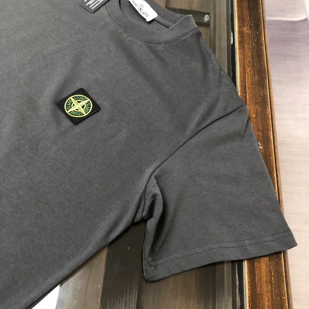 P150 A🍃Stone island 2025 spring and summer new men's and women's short-sleeved round neck T-shirt, with a unique and high-end style, embellished with the iconic compass logo! Customized pure cotton fabric! A simple and high-end fashion item, a fashionable product with very high-end charm and a must-have item for fashion trends! All three standards are complete! ! Color: black, white, dark gray, coffee Size: S M L XL (loose fit, please state your height and weight when placing an order)